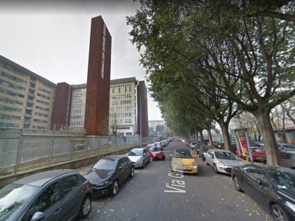 Incubo fuori dall'ospedale: esce dall'ospedale col gesso, tre marocchini lo pestano