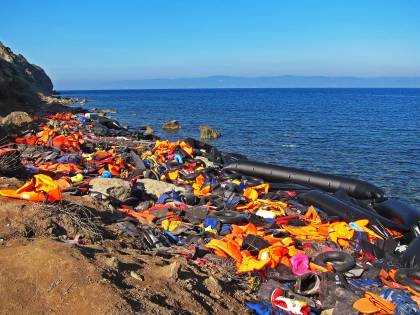 La "mafia dei gommoni" si stabilisce a Bruxelles per il traffico di migranti attraverso la Manica