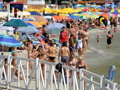 La denuncia choc in spiaggia: 'Le rom volevano rapire mia figlia'