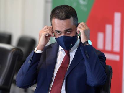 Secchiate e auto blu. La favola a 5 Stelle finisce malamente nella terra di Di Maio