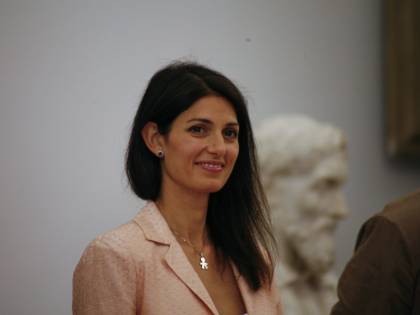 Roma, Beppe benedice la Raggi: va in frantumi l'alleanza col Pd. Terzo mandato, malumori M5s