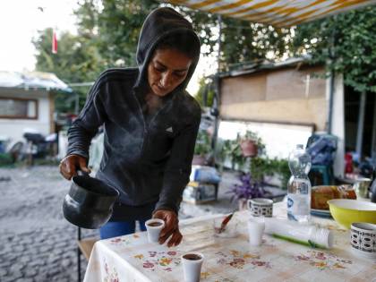 Così la Raggi spende 1,7 milioni per trovar appartamenti a rom