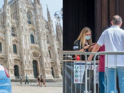 Migrante semina il panico in Duomo: punta il coltello all'agente e lo fa inginocchiare