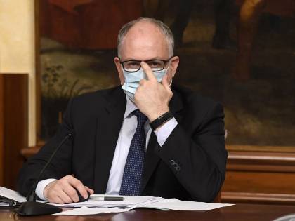 Fitch sbugiarda il governo su Pil e debito