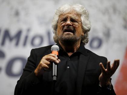 Minacciare e insultare i giornalisti: il vecchio vizio di un comico in crisi