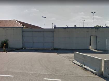 Rivolta nel centro per i rimpatri di Gradisca: migranti tentano la fuga. Ferito un carabiniere