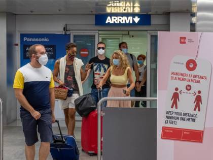 Dovete prendere un aereo? Attenti alla mascherina: non tutte sono ammesse