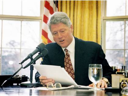 Clinton, Kerry e la domestica: altra foto choc del caso Epstein