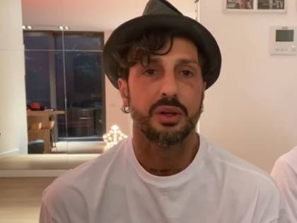 In sosta vietata e senza mascherina: Fabrizio Corona se ne infischia dei divieti