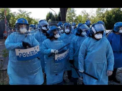 Le immagini del trasferimento dei migranti positivi al Covid