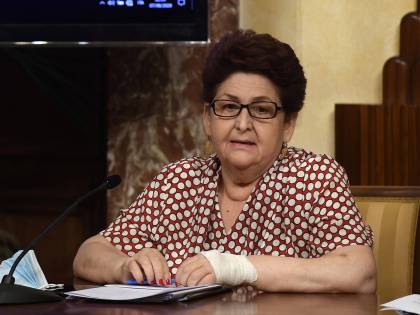 E Iv rimane in attesa di un segnale