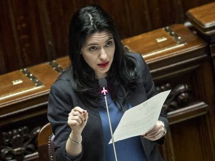 Scuola, il governo perde il bus. E scoppia il caso Azzolina col Pd