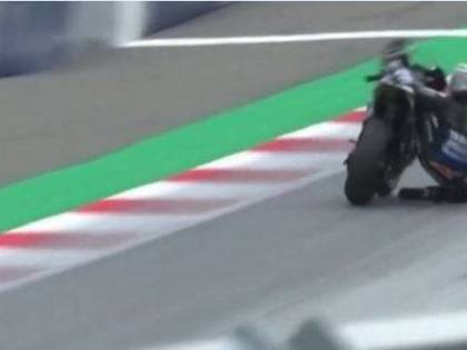 Viñales resta senza freni e si butta a terra a 220 km/h