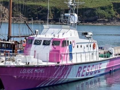 Lo "spin off" di Sea Watch e Banksy, chi c'è dietro la nave rosa dell'Ong
