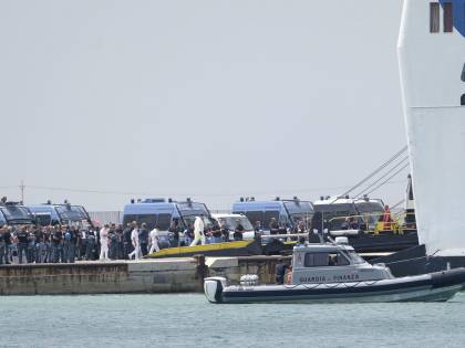 Il pugno duro di Musumeci ha effetto: i migranti lasciano Lampedusa
