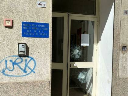 "Basta, mi dovete rimpatriare". E il bengalese prende a sprangate l'agente