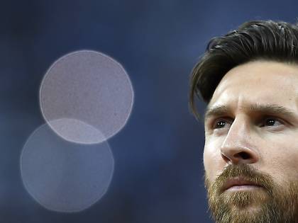 Messi, re del pallone gonfiato. 555 milioni spaccano il calcio