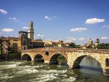 Nel fiume per aiutare un suicida. Pompiere salvato dopo 16 km