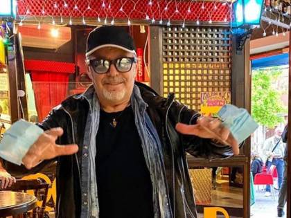 Vasco Rossi: "Io la mascherina la metto anche sulle mani. Gli altri vadano a farsi fo..."