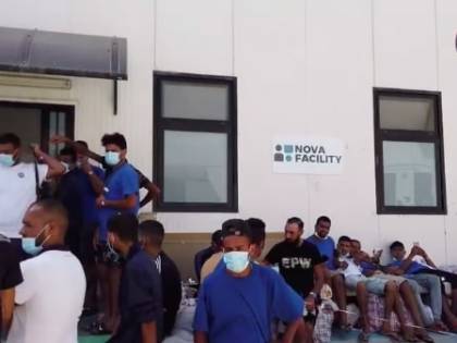 Le navi quarantena non bastano, migranti ammassati nell'hotspot