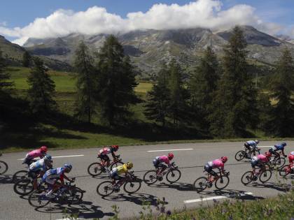 Alaphilippe, borraccia fatale. Maglia gialla ad Adam Yates
