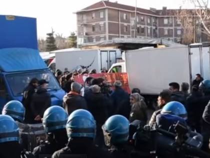 Picchiare i poliziotti si può in nome dell'"antifascismo"