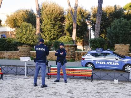 "Agguato in bagno, poi mi è saltato addosso". Preso il violentatore seriale del McDonald's