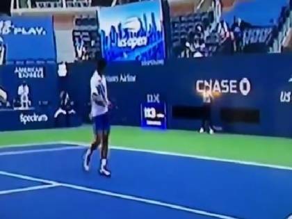 Djokovic colpisce la giudice di linea con una pallina: fuori dagli Us Open
