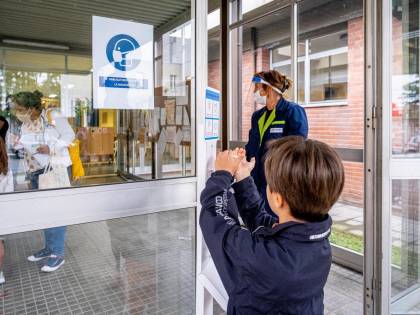 Scuola, kit pungidito per 6mila e unità mobile per i "sospetti"
