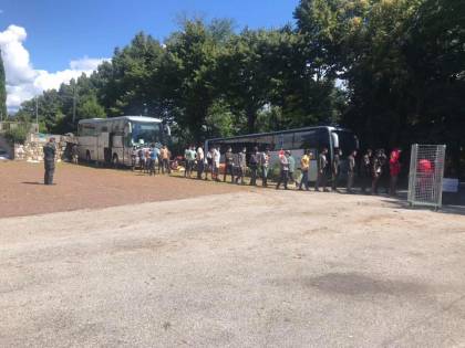 Ora spuntano i bus quarantena I migranti: "Noi dormiamo qui"