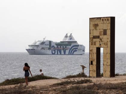 Una flotta intera per contagiati. L'esercito dei migranti positivi