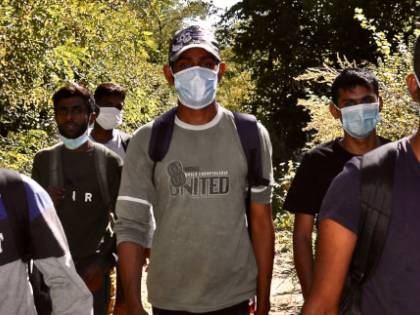 "Siamo al confine, correte". Migranti all'assalto dell'Italia