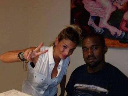 "Emma offre la cena a un uomo nero". La Marrone sbotta: "È Kanye West"