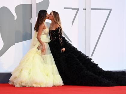 Venezia si infiamma con il bacio saffico tra Mila Suarez e Elisa De Panicis