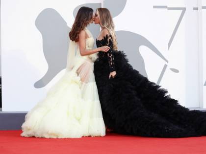 "Ma quanto siete volgari", "Schifo". Bufera a Venezia per questo gesto