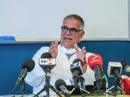 "Berlusconi adesso sta bene. Ma a marzo sarebbe morto"