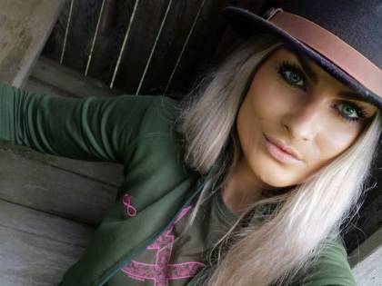 Si fa le foto con gli animali uccisi: i social la massacrano