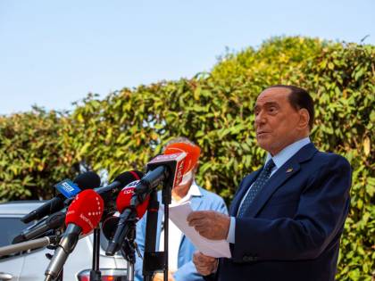 Berlusconi dimesso dall'ospedale: "Prova più dura della mia vita"