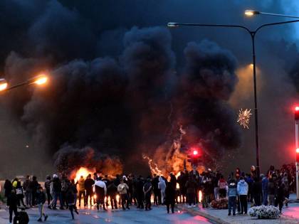 La Svezia brucia, i musulmani: "Adesso cambiate costituzione"