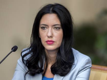 Altro schiaffo alla Azzolina: "È giusto sospendere la didattica in presenza"