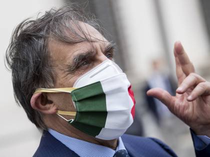 "No al saluto col gomito". La Russa contro l'Oms: "Va bene mano al cuore"
