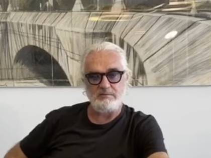 Briatore picchia duro per lo stop di AstraZeneca: "Non possiamo avere ministri che pensano con la testa dei tedeschi"