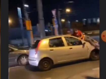 Si lanciano sulle auto in corsa: l’ultima follia dei giovani