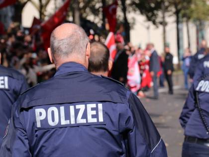 Chat della vergogna con foto di lager e Hitler. Germania sotto choc, sospesi 29 poliziotti
