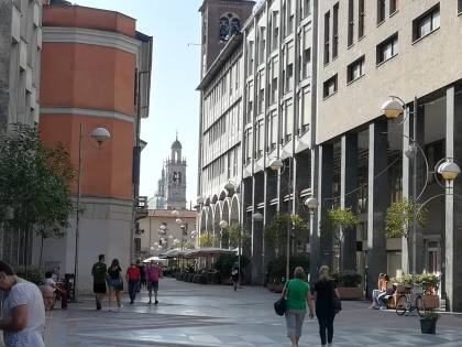 L'orrore della baby gang: sputi e insulti sul 70enne disabile