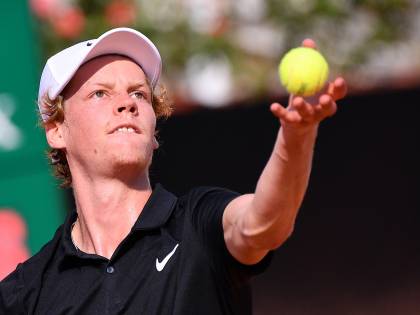 Sinner, il rosso ha fretta. Primo Atp a 19 anni. E fa meglio del re Federer