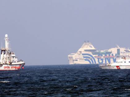 Naufraga un gommone con più di 100 migranti: muore bimba di 6 anni