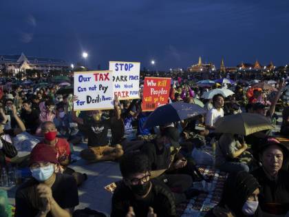 "La Thailandia al popolo". Marce e lettere contro il re