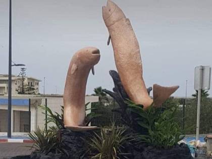 Polemiche per le statue di due pesci: "Sono pornografiche"
