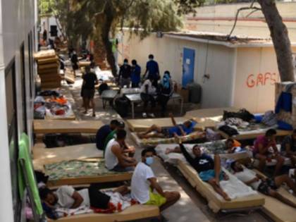 Lampedusa, altri 400 sbarchi. E l'hotspot rischia di esplodere